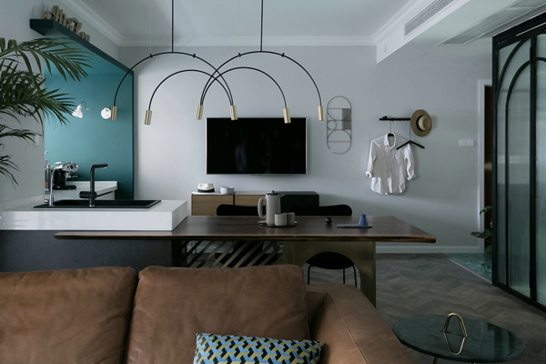 輕奢風(fēng)三居室，超大膽的配色